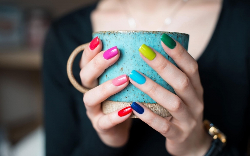 Puzzle Mujer con uñas de colores